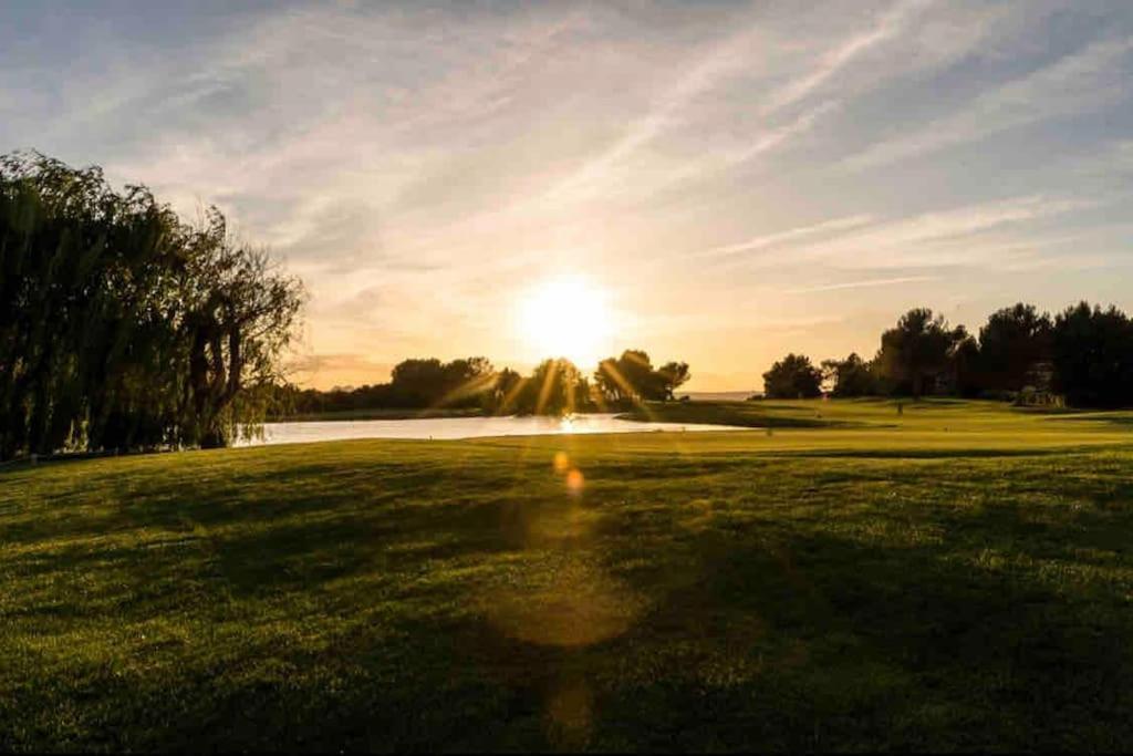 Moment De Detente Sur Le Golf De Pont-Royal 말러모트 외부 사진