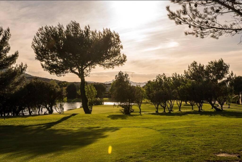 Moment De Detente Sur Le Golf De Pont-Royal 말러모트 외부 사진